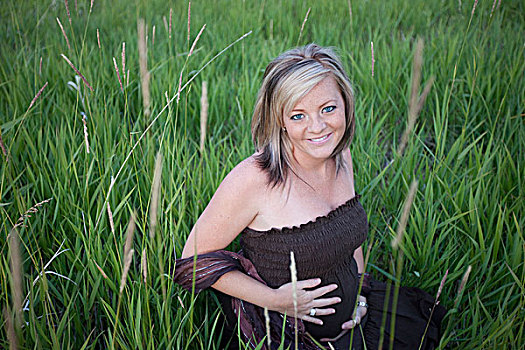 孕妇,坐,高草,艾伯塔省,加拿大