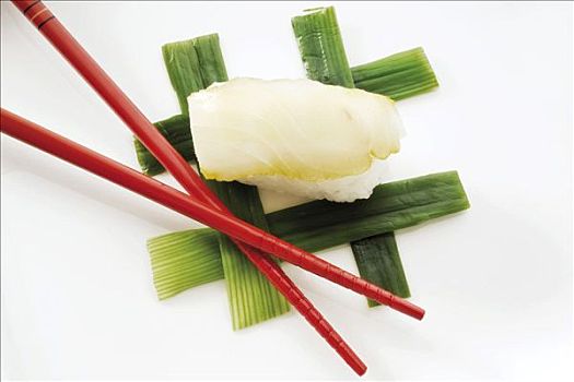寿司,握寿司,米饭,旁侧,红色,筷子,交织,韭葱