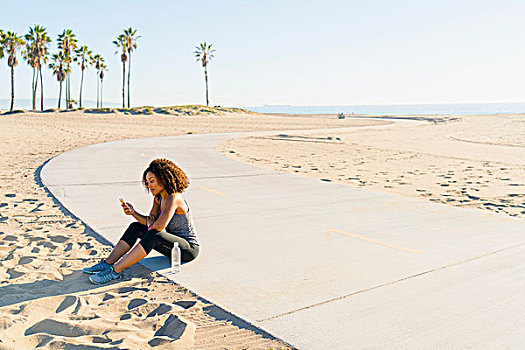 中年,女人,坐,海滩,智能手机