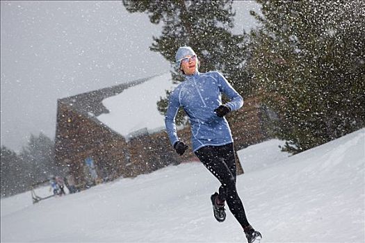 女人,慢跑,雪地,靠近,弗里斯科,科罗拉多,美国