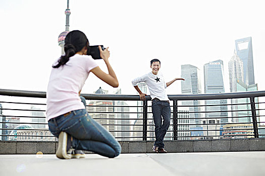 男性,游客,姿势,女朋友,一次成像照相机,外滩,上海,中国