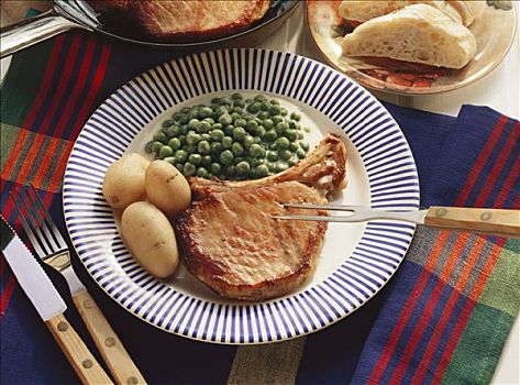 猪排,豌豆,盘子