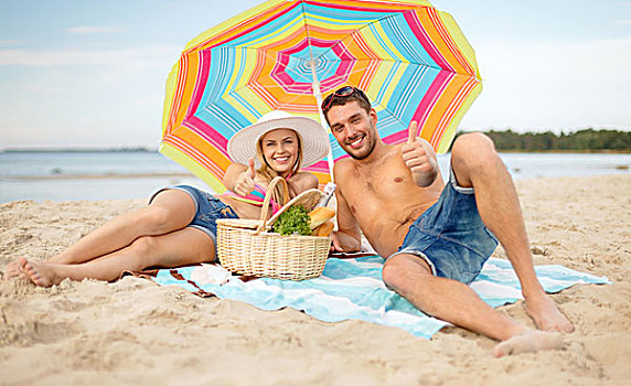 夏天,休假,度假,高兴,人,概念,微笑,情侣,躺着,海滩,彩色,伞,展示,竖大拇指