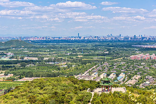 在北京西山国家森林公园俯瞰北京城市建筑