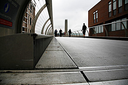 行人,穿过,桥,千禧桥,泰特现代美术馆,伦敦,英格兰