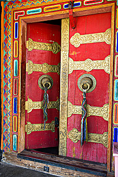 西藏拉萨鲁普岩寺院门廊