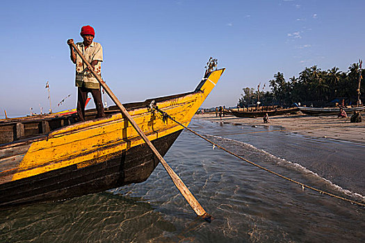 渔民,站立,船首,渔船,海滩,渔村,后面,早晨,若开邦,缅甸,亚洲