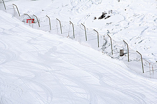 在滑雪场白色的雪道上滑雪的人