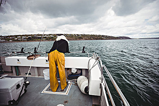 渔民,看,海洋,后视图,渔船