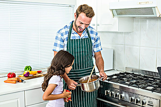 父亲,女儿,做饭,厨房,高兴,在家