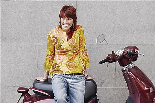 女青年,坐,摩托车,微笑
