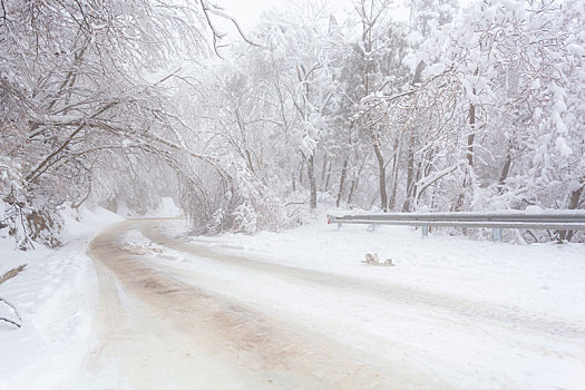 陕西秦岭公路雪景