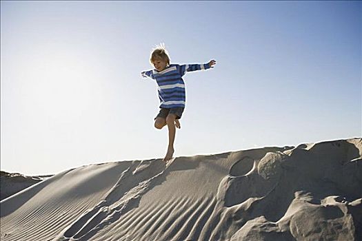 男孩,跳跃,沙滩,沙丘