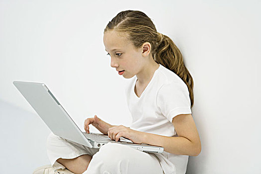 小女孩,使用笔记本,电脑,侧面视角