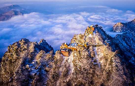 湖北十堰武当山雪景云海日出