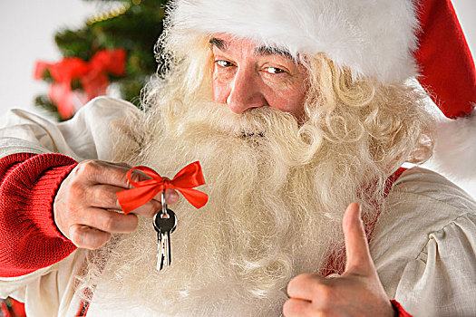 圣诞老人,拿着,钥匙,新房,公寓,竖大拇指,站立,靠近,圣诞树,抵押,给,概念