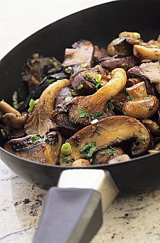 蘑菇炖肉,煎锅