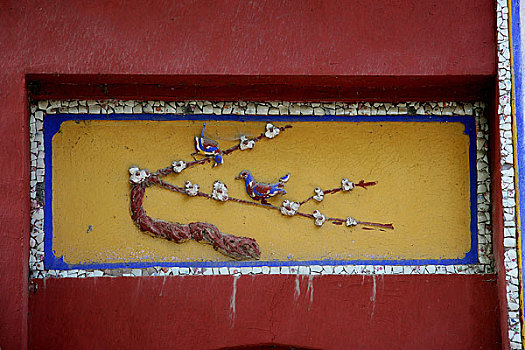 重庆梁平双桂堂寺院墙上的泥塑梅花