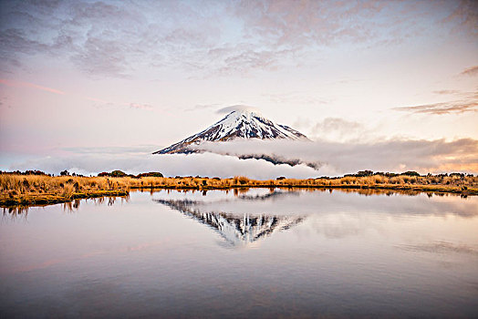 反射,山中小湖,层状火山,塔拉纳基,黄昏,艾格蒙特国家公园,北岛,新西兰,大洋洲