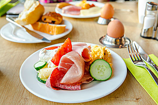明亮朝气健康的早餐,生食蔬菜沙啦,有新鲜生菜,有乳酪奶昔,西式炒蛋搭配原味面包