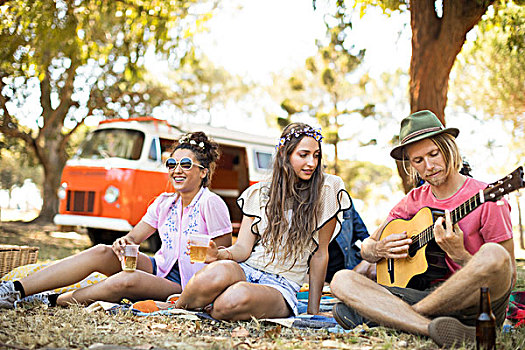 男人,弹吉他,女性朋友,啤酒,坐,地点,野餐