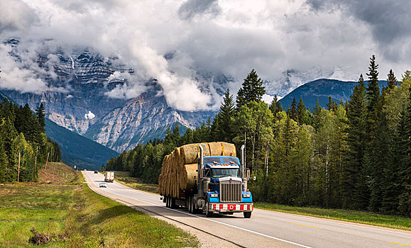 卡车,装载,稻草捆,公路,后面,罗布森山,遮盖,云,罗布森山省立公园,不列颠哥伦比亚省,加拿大,北美