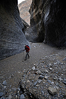 远足,探索,岩石构造,大理石,峡谷,死亡谷国家公园,加利福尼亚