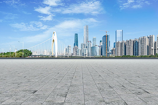 广州城市建筑和沥青地砖路面