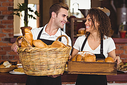 微笑,服务员,女店员,拿着,篮子,满,面包卷,咖啡馆