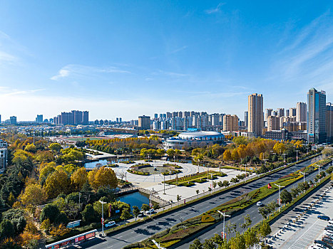 2023年11月30日,江苏省连云港市东海县市民广场,色彩斑斓,城色如画