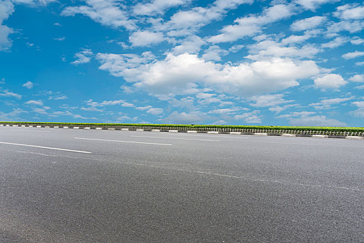 蓝天白云和柏油高速公路天际线