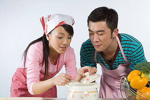 一对年轻夫妇在做饭