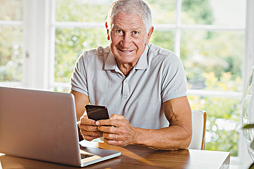 老人,笔记本电脑,智能手机,在家