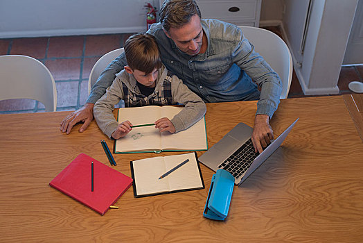 父亲,帮助,儿子,家庭作业,使用笔记本