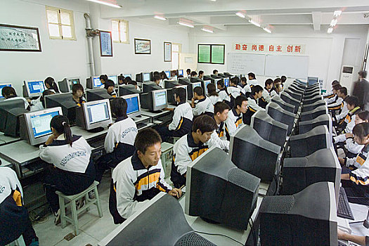 河北廊坊学生正在上计算机课
