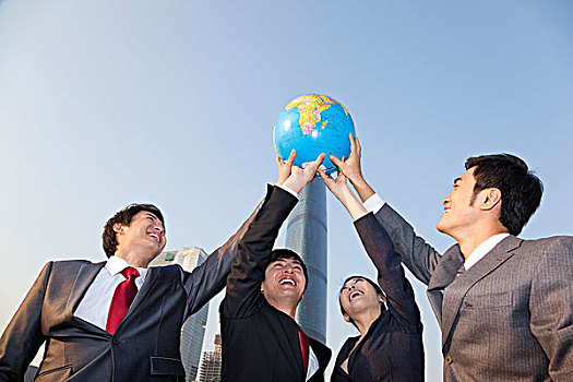 一群商务人士手举地球仪