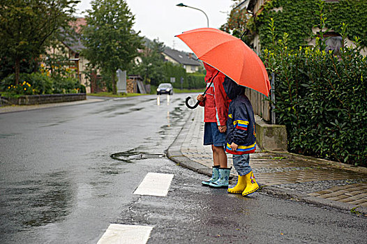 两个孩子,岁月,街道,雨,巴登符腾堡,德国,欧洲