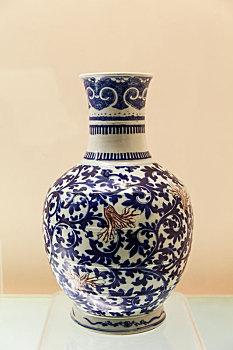 上海博物馆藏清康熙景德镇窑青花釉里红缠枝花纹瓶