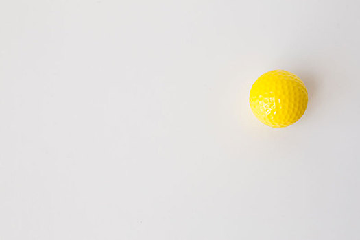 特写,黄色,高尔夫球,上方,白色背景