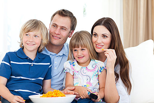 家庭,看电视,吃,松脆食品