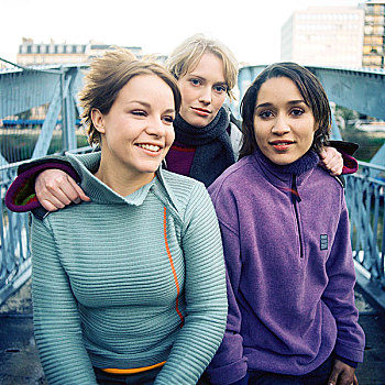 三个女人,年轻,桥