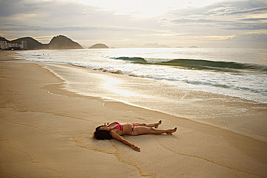 成年,女人,日光浴,科巴卡巴纳海滩,日落,里约热内卢,巴西