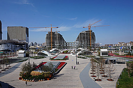 高大上的乌鲁木齐火车站出发层和正在建设中的火车站广场