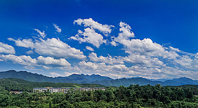 建筑群,高楼,蓝天,白云,山,田野,草坪,冷却塔,烟囱,铁塔,村庄,城市