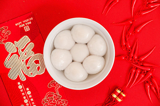 中国新年传统美食汤圆和装饰品静物组合特写
