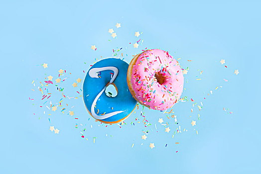 飞,甜甜圈,蓝色背景,两个,甜,粉色,蓝色,洒料