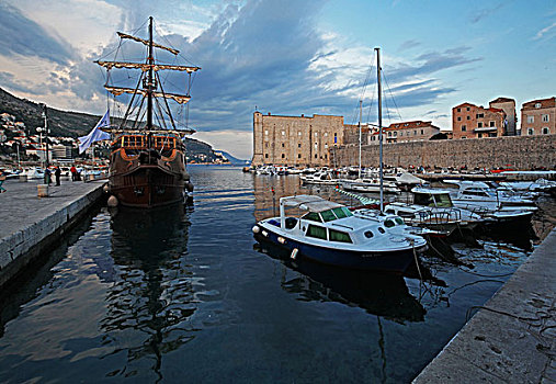 克罗地亚杜布罗夫尼克老城区,世界文化遗产,东端沿亚得里亚海的杜布罗夫尼克港,远处是圣伊万要塞,要塞的一部分现已被改造为海洋博物馆