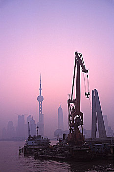 起重机,东方明珠电视塔,英雄,纪念,河,早晨,上海,中国