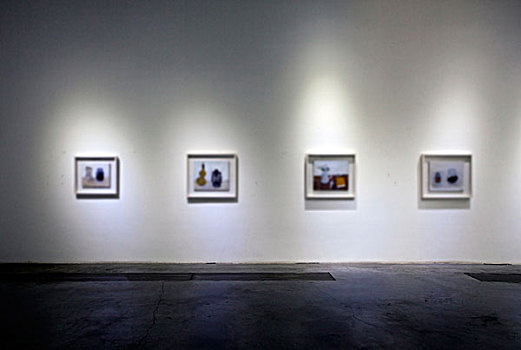 美術(shù)館藝術(shù)畫展和懸掛的畫作