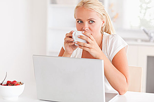 女人,茶,笔记本电脑